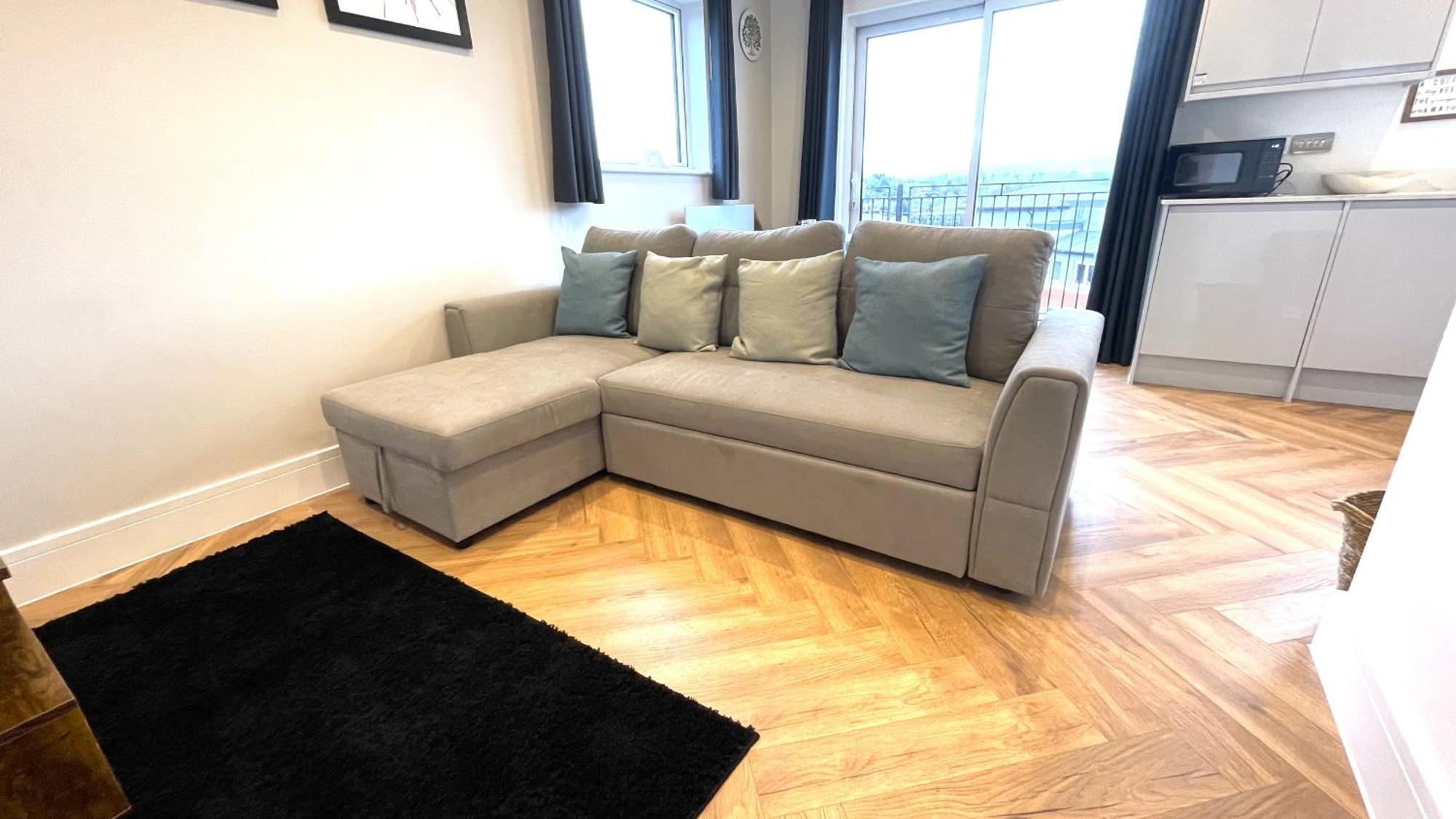 Refined Living, Wi-fi, Balcony And Parking * Rickmansworth