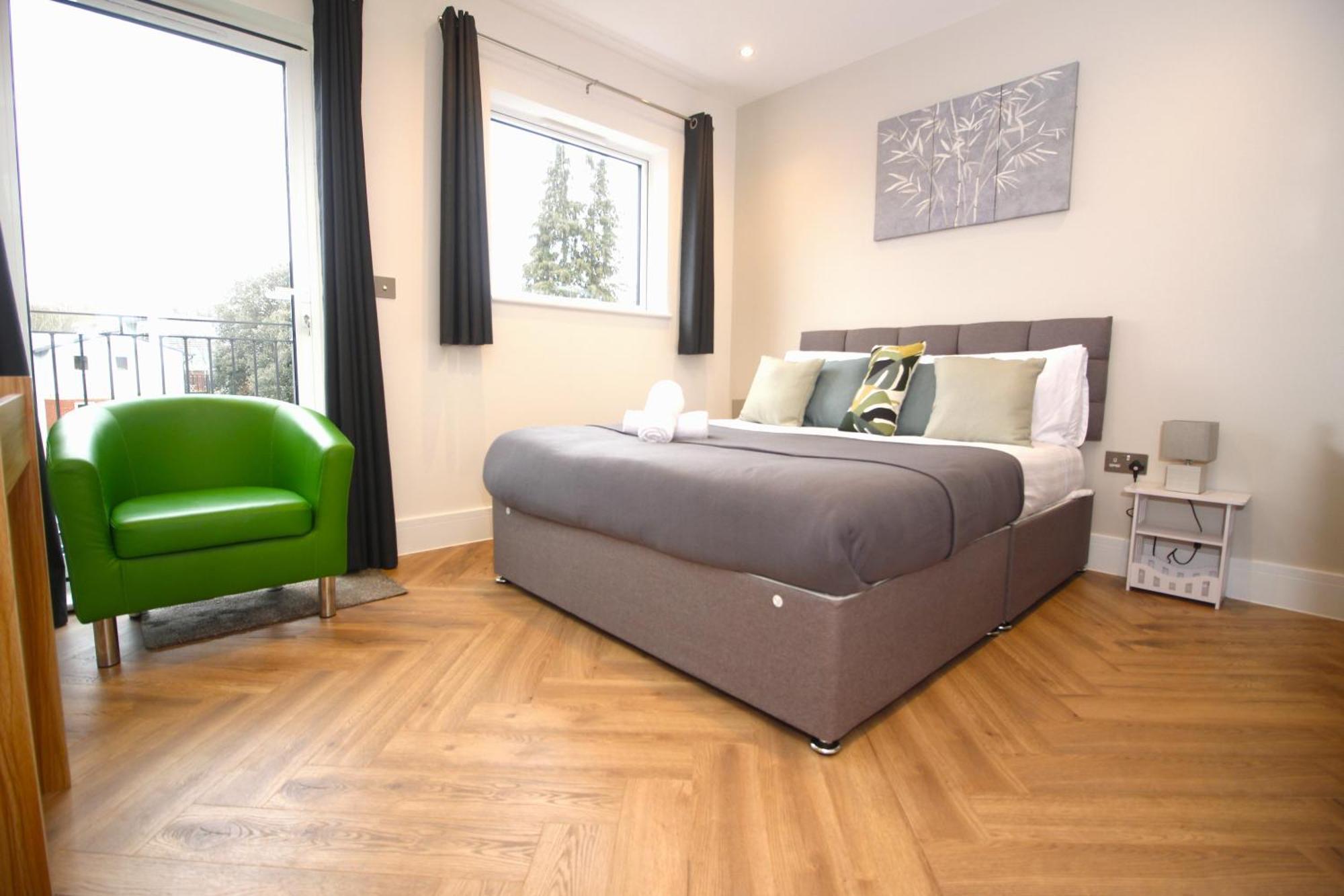 Refined Living, Wi-fi, Balcony And Parking * Rickmansworth