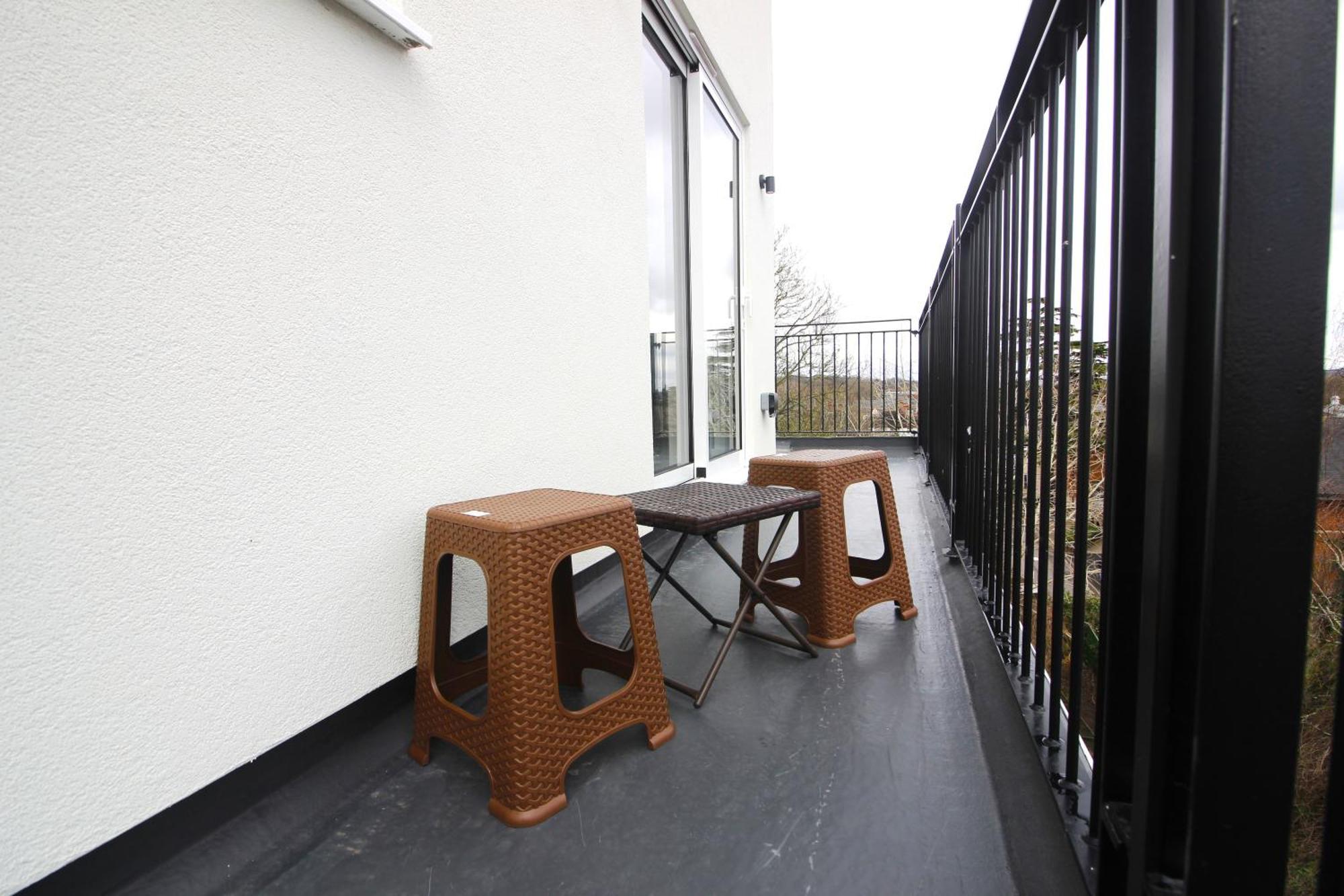 Refined Living, Wi-fi, Balcony And Parking Apartment *