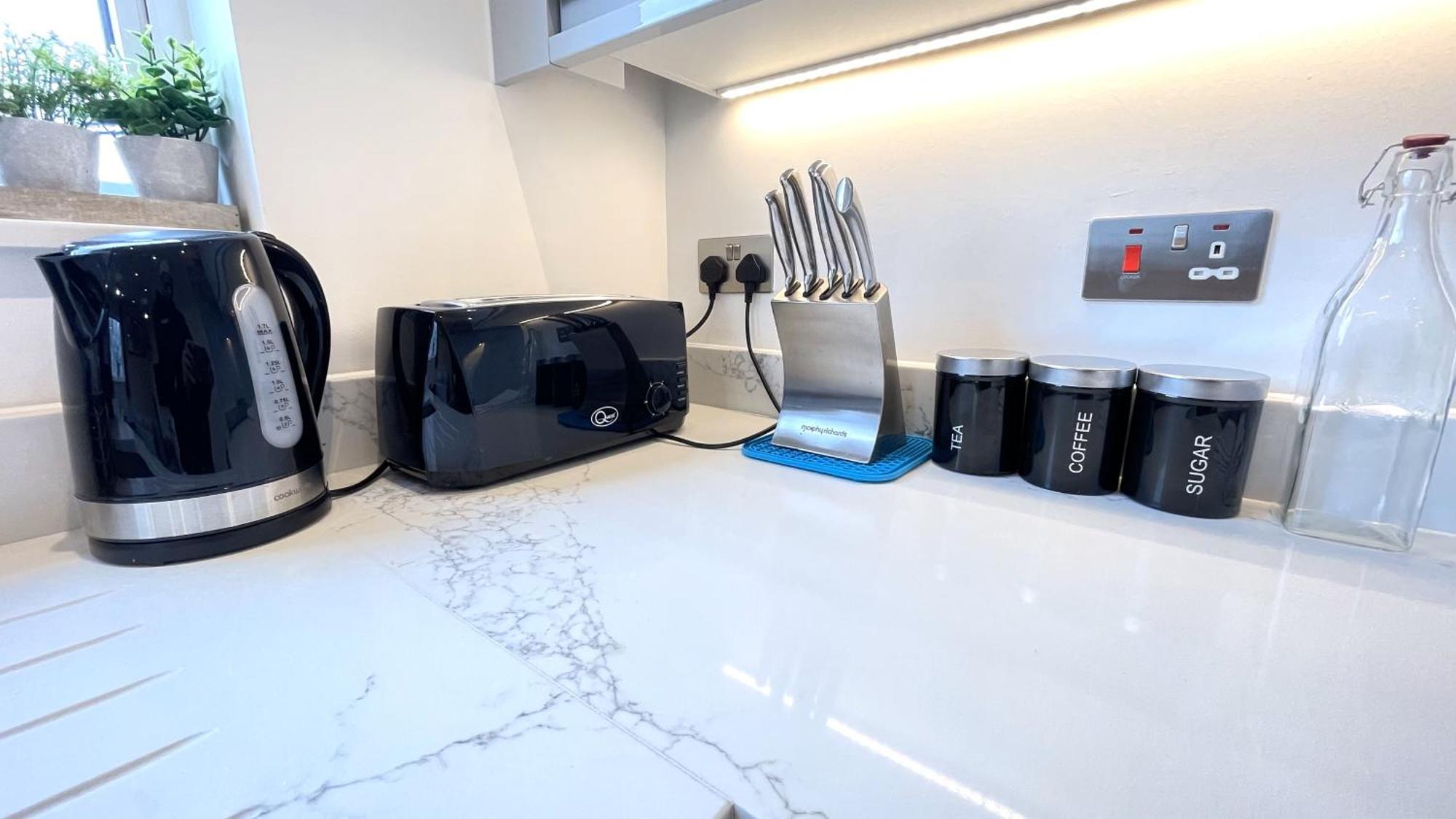 Refined Living, Wi-fi, Balcony And Parking * Rickmansworth